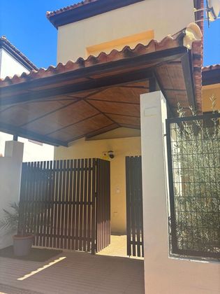 Foto 2 de Venta de chalet en Guillena de 5 habitaciones con terraza y piscina