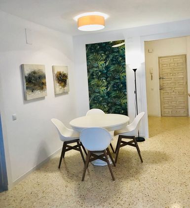 Foto 2 de Alquiler de piso en Playa de la Fontanilla de 2 habitaciones con terraza y muebles