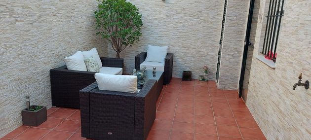 Foto 1 de Casa en venda a Rinconada (La) de 4 habitacions amb terrassa i jardí