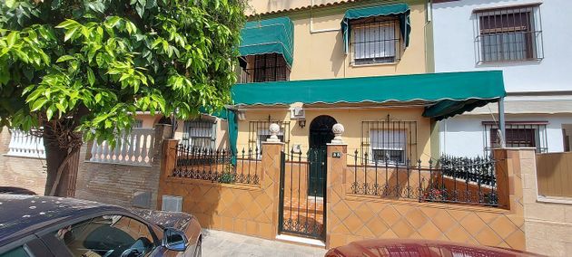 Foto 2 de Casa en venta en calle Miguel Delibes de 5 habitaciones con terraza y jardín
