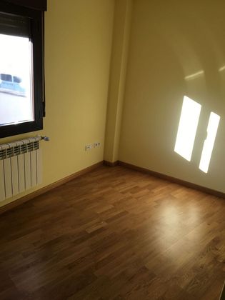 Foto 2 de Venta de piso en calle Mediodía de 2 habitaciones con terraza y muebles