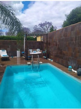 Foto 2 de Casa adossada en venda a calle Guadalest de 5 habitacions amb terrassa i piscina