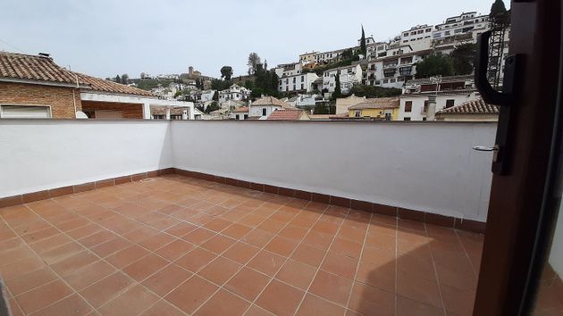 Foto 1 de Ático en alquiler en calle Elvira de 3 habitaciones con terraza y balcón