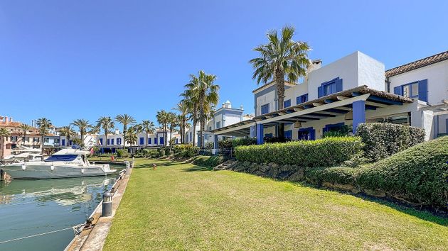 Foto 1 de Casa adosada en venta en Puerto de Sotogrande-La Marina de 4 habitaciones con terraza y piscina