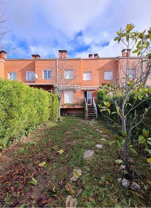 Foto 2 de Casa adossada en venda a calle Las Hilanderas de 3 habitacions amb terrassa i piscina