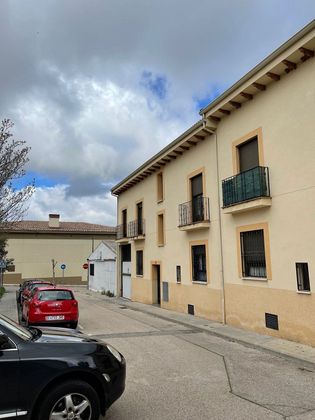 Foto 2 de Venta de piso en calle De Los Nardos de 3 habitaciones con terraza y garaje