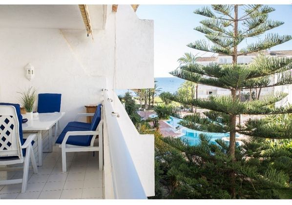 Foto 2 de Alquiler de casa en Cabo Pino - Reserva de Marbella de 4 habitaciones con terraza y piscina