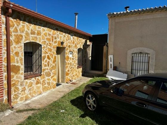 Foto 1 de Casa en venda a Santa María la Real de Nieva de 3 habitacions amb jardí i calefacció