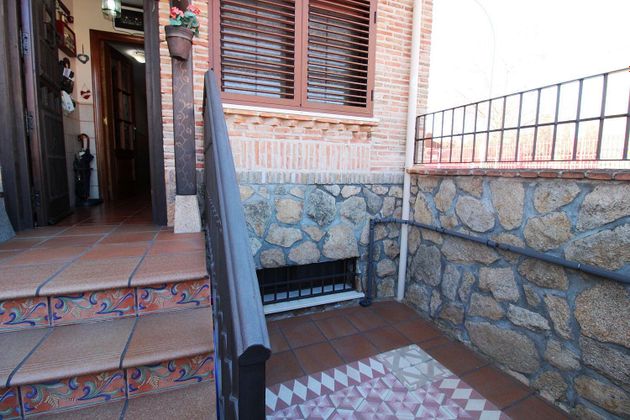 Foto 2 de Casa en venda a Reyes de 4 habitacions amb terrassa i garatge