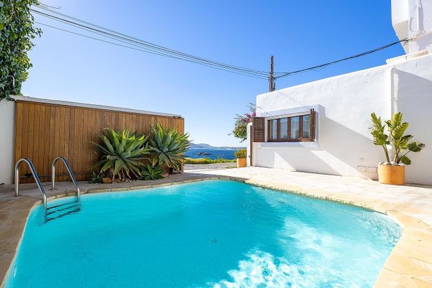 Foto 1 de Alquiler de casa adosada en Ses Figueretes - Platja d'en Bossa - Cas Serres de 4 habitaciones con terraza y piscina