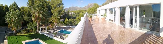 Foto 2 de Casa adossada en venda a avenida Colon de 6 habitacions amb terrassa i piscina