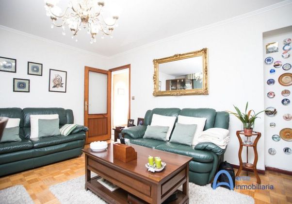 Foto 2 de Pis en venda a calle Ángel Rebollo de 4 habitacions amb terrassa i mobles