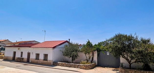 Foto 1 de Casa adossada en venda a Villamanrique de Tajo de 4 habitacions amb terrassa i piscina