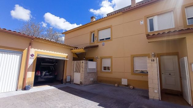 Foto 1 de Casa adossada en venda a Carabaña de 4 habitacions amb terrassa i garatge