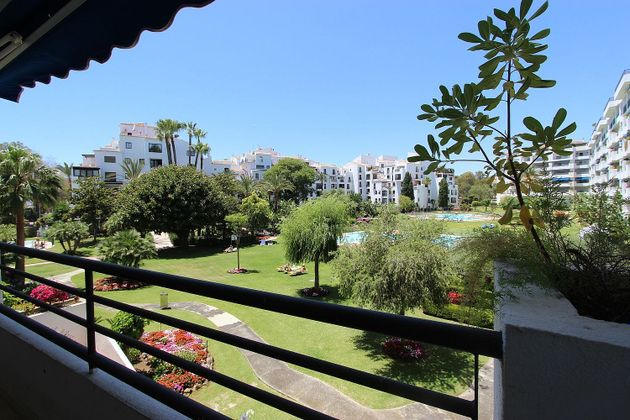 Foto 1 de Alquiler de piso en Puerto Banús de 2 habitaciones con terraza y piscina