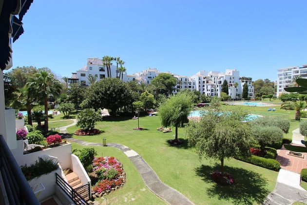 Foto 2 de Alquiler de piso en Puerto Banús de 2 habitaciones con terraza y piscina