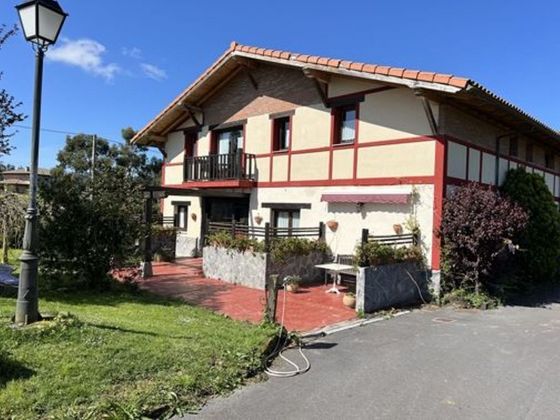 Foto 2 de Casa en venta en Ibarrangelu de 6 habitaciones con terraza y balcón