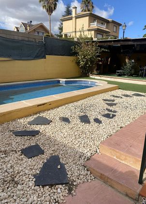 Foto 1 de Venta de chalet en Cúllar Vega de 3 habitaciones con piscina y calefacción
