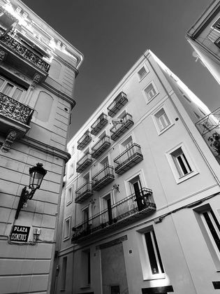 Foto 2 de Piso en venta en plaza Cisneros de 2 habitaciones con balcón y aire acondicionado