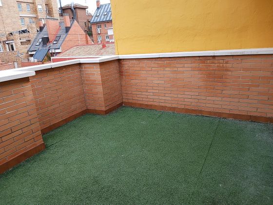 Foto 1 de Alquiler de ático en calle Del Naranjo de 3 habitaciones con terraza y garaje