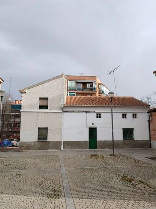 Foto 2 de Casa adossada en venda a calle Pasarela de 6 habitacions amb jardí i aire acondicionat