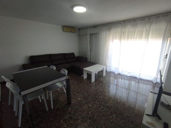 Foto 2 de Piso en alquiler en plaza Raimundo González Frutos de 3 habitaciones con muebles y aire acondicionado