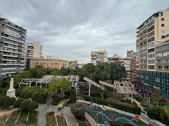Foto 2 de Pis en venda a plaza De Santa Isabel de 5 habitacions amb terrassa i garatge