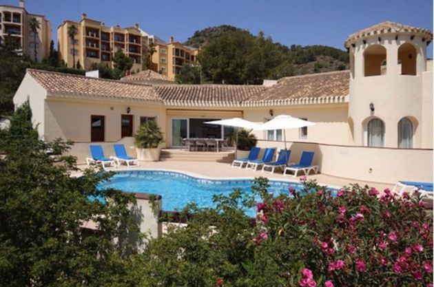 Foto 2 de Xalet en venda a calle Atamaria Norte de 4 habitacions amb terrassa i piscina