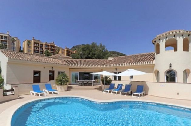 Foto 1 de Xalet en venda a calle Atamaria Norte de 4 habitacions amb terrassa i piscina
