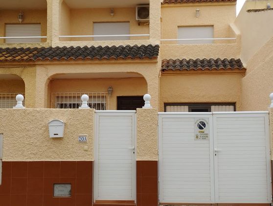 Foto 1 de Casa adossada en venda a Alumbres - Escombreras de 3 habitacions amb terrassa i jardí