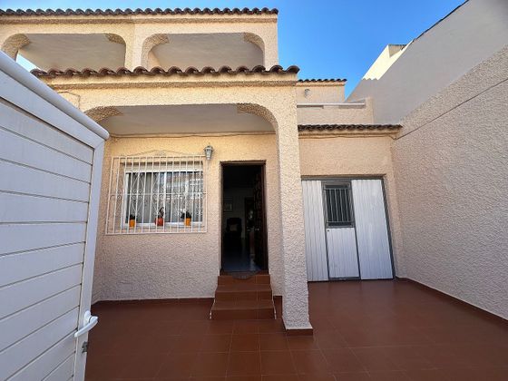 Foto 2 de Casa adosada en venta en Alumbres - Escombreras de 3 habitaciones con terraza y jardín