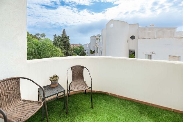 Foto 2 de Alquiler de ático en Lomas de Marbella Club - Puente Romano de 3 habitaciones con terraza y piscina