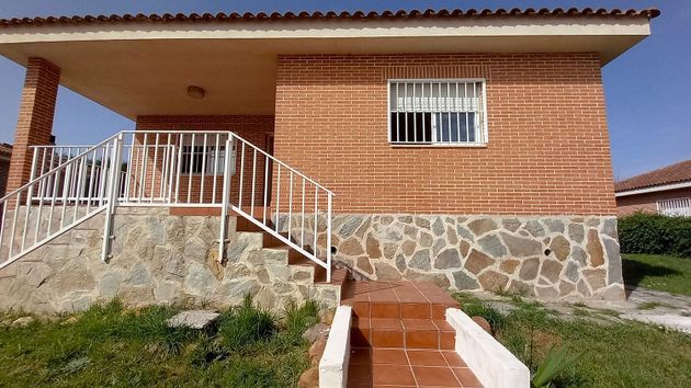 Foto 2 de Chalet en venta en calle Castilla de 3 habitaciones con terraza y jardín