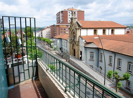 Foto 2 de Pis en venda a Sestao de 3 habitacions amb terrassa i ascensor