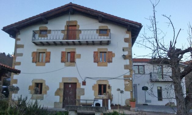 Foto 2 de Casa en venda a calle Sarria Auzoa de 5 habitacions amb jardí