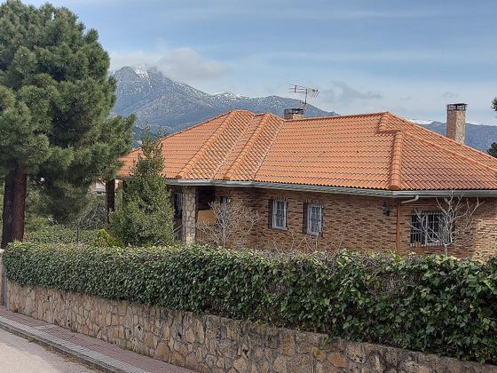 Foto 1 de Chalet en venta en Becerril de la Sierra de 4 habitaciones con terraza y piscina