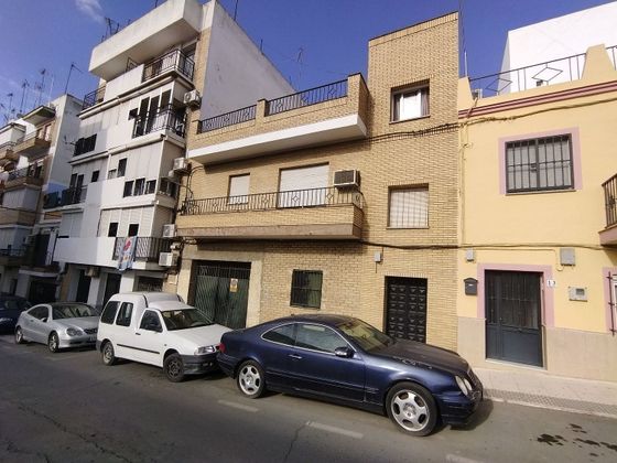 Foto 1 de Casa adosada en venta en calle Ávila de 4 habitaciones con balcón