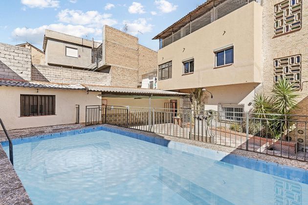 Foto 1 de Casa adossada en venda a calle San José de 4 habitacions amb terrassa i piscina