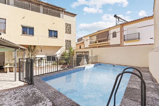 Foto 2 de Casa adossada en venda a calle San José de 4 habitacions amb terrassa i piscina