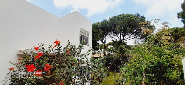 Foto 1 de Venta de chalet en Conil de 6 habitaciones con jardín y balcón