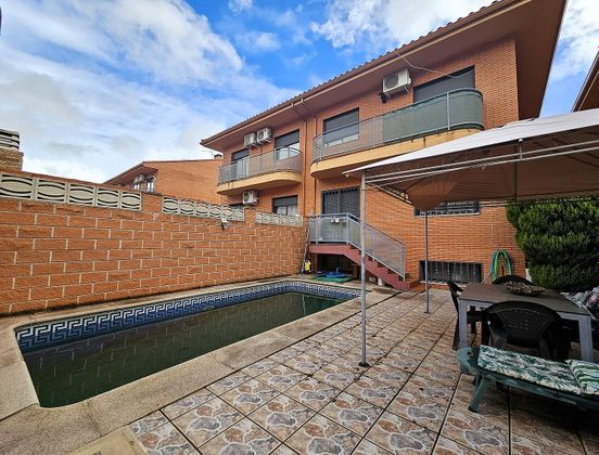 Foto 1 de Venta de casa en Los Robles de 4 habitaciones con terraza y piscina