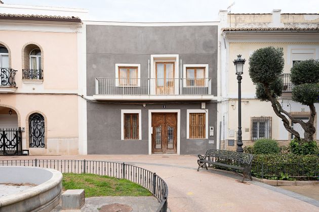 Foto 2 de Casa adossada en venda a Centro Ciudad de 5 habitacions amb terrassa i jardí