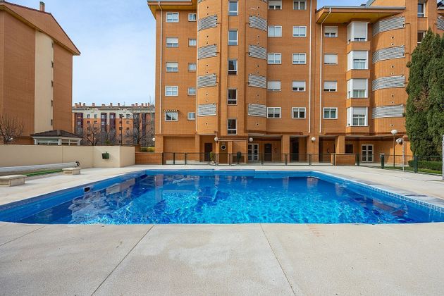 Foto 2 de Pis en venda a Parque Oeste - Fuente Cisneros de 4 habitacions amb piscina i garatge