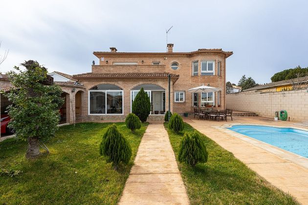Foto 1 de Chalet en venta en Torrejón del Rey de 5 habitaciones con terraza y piscina