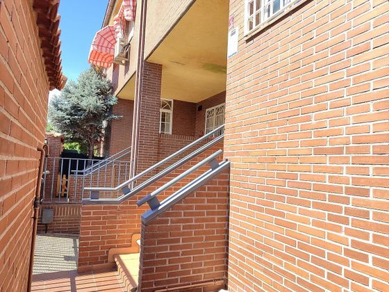 Foto 2 de Casa adossada en venda a calle Del Terebinto de 4 habitacions amb terrassa i garatge