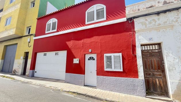 Foto 1 de Casa adosada en venta en calle Cánovas del Castillo de 4 habitaciones con terraza y garaje