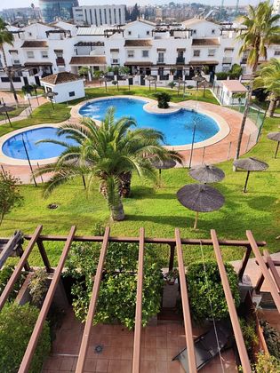 Foto 1 de Casa en venda a pasaje Pedro Salinas de 4 habitacions amb terrassa i piscina