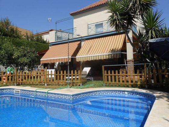 Foto 1 de Chalet en venta en Gelves de 5 habitaciones con terraza y piscina