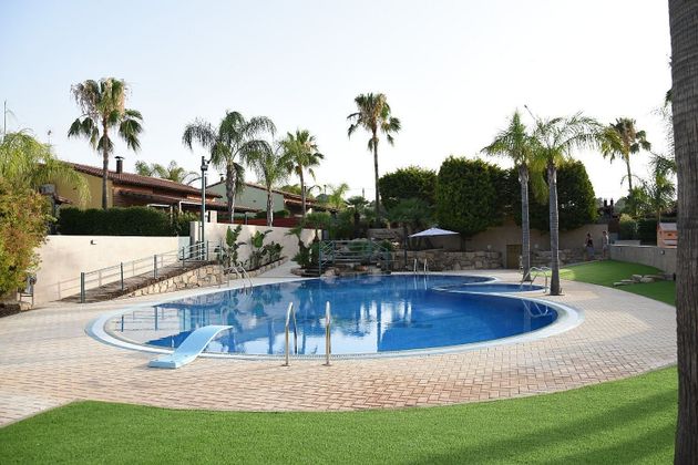 Foto 1 de Chalet en alquiler en Riba-roja de Túria de 3 habitaciones con terraza y piscina