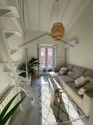 Foto 2 de Dúplex en alquiler en calle Ilustración de 2 habitaciones con muebles y balcón